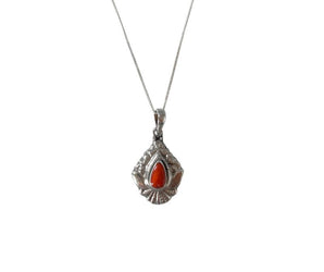 Collar elegante de plata con coral