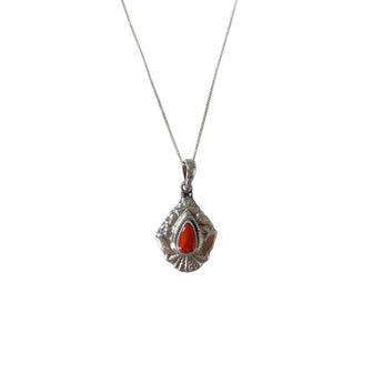 Collar elegante de plata con coral