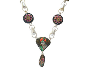 Collar de alpaca con minerales naturales, pinturas florales y como pieza central, una pintura de mujer. Elaboradas por el señor Shakti