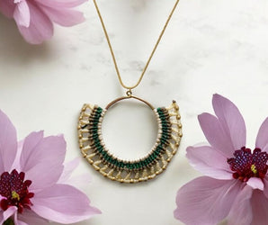 Collar de latón y macramé