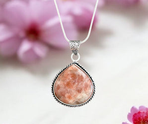 Collar de alpaca y mineral piedra sol