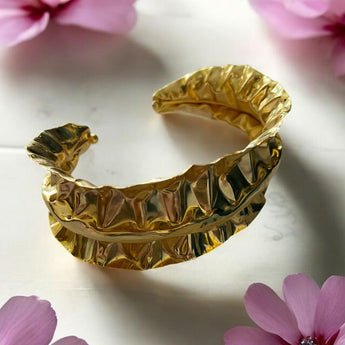 Brazalete de latón con diseño elegante 