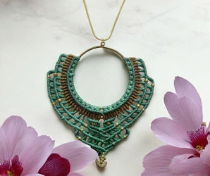 Collar de acramé y latón 