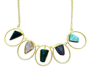 Collar de piedras en bruto