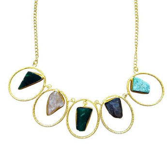 Collar de piedras en bruto