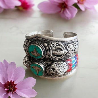 Brazalete de alpaca con minerales naturales y ojos de Buddha 