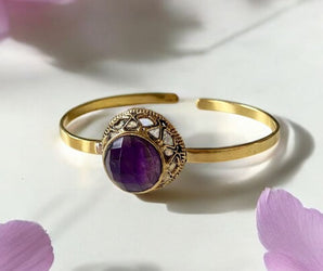 Brazalete de latón y piedra amatista