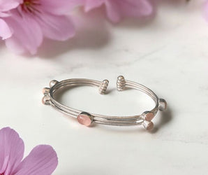 Brazalete de cuarzo rosa y alpaca