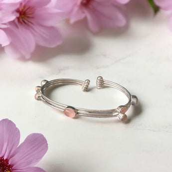 Brazalete de cuarzo rosa y alpaca