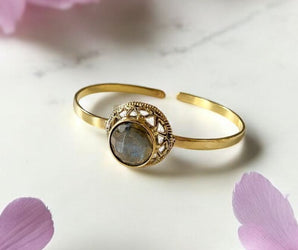 Brazalete de latón con labradorita