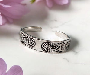 brazalete de alpaca  y estilo étnico