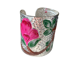 Brazalete con pintura floral, elaborado por el señor Shakti y hecho a base de alpaca 