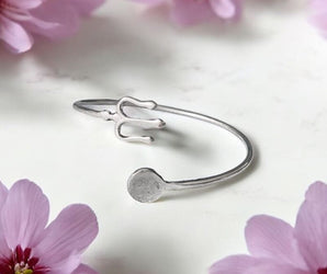 Brazalete de alpaca con forma de tridente de shiva