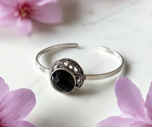 Brazalete de alpaca con piedra ónix en el centro 