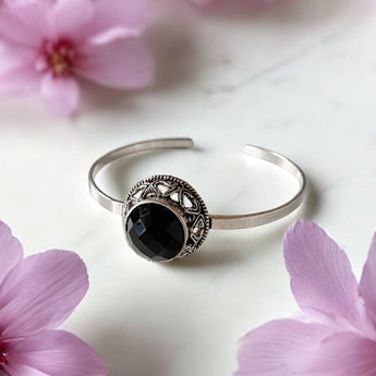 Brazalete de alpaca con piedra ónix en el centro 