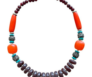 Collar de latón y cuentas de colores