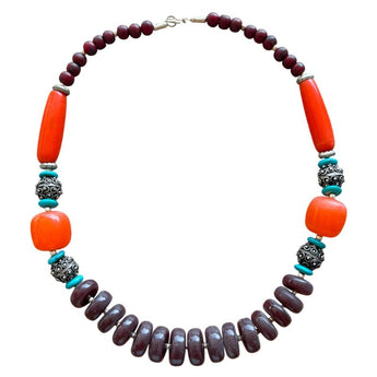 Collar de latón y cuentas de colores