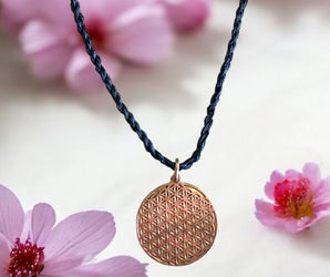 Collar de cobre con flor de la vida 