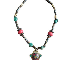 Collar de cuentas de maderas y figura colgante