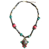 Collar de cuentas de maderas y figura colgante