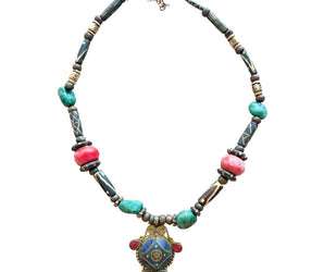 Collar de latón con cuentas de madera