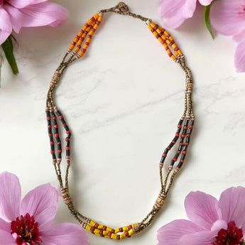 Collar con pequeñas cuentas de latón y piezas de tonalidades 