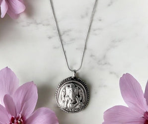Collar de alpaca con Ganesh bordado