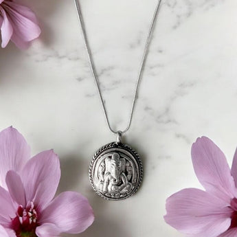 Collar de alpaca con Ganesh bordado