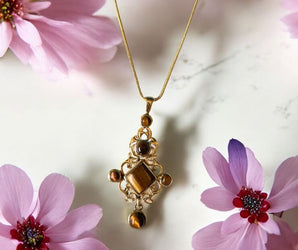 Collar de latón con ojo de tigre