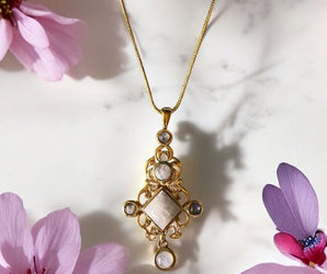 Collar de latón con piedra luna