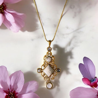 Collar de latón con piedra luna