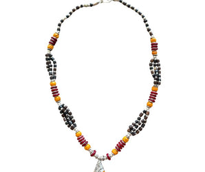 Collar de cuentas de colores y alpaca