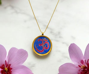 Collar de latón con símbolo Om