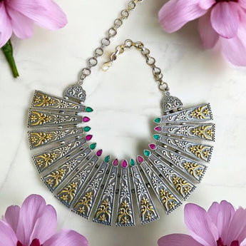 Collar de latón, alpaca e incrustaciones de piedras naturales 