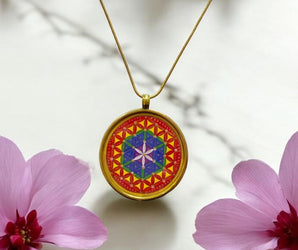 Collar de latón con flor de la vida 