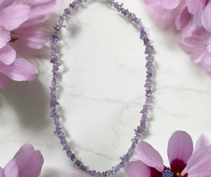 Collar de alpaca y pequeñas piezas de minerales naturales brillantes 