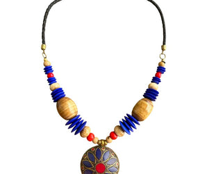 Collar de cuentas de colores y figura colgante