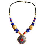 Collar de cuentas de colores y figura colgante