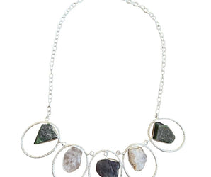 Collar de alpaca y piedras en bruto