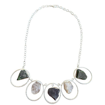 Collar de alpaca y piedras en bruto