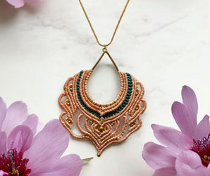 Collar de latón con figura de macramé