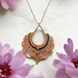 Collar de latón con figura de macramé