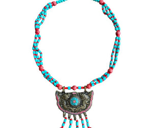 Collar con cuentas de colores y figura colgante 