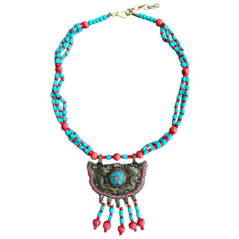Collar con cuentas de colores y figura colgante 