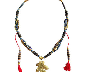 Collar con pompones llamativos 