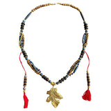 Collar con pompones llamativos 