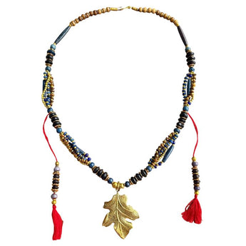 Collar con pompones llamativos 