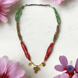 Collar de latón con cuentas de diferentes tonalidades 