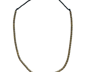 Collar de macramé y cuentas de latón 