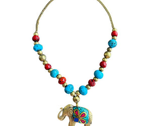 Collar de latón con figura colgante 